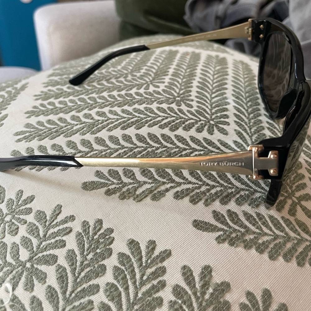 🧡Tory Burch🧡 Black Sunglasses with Bold Orange Case - Picture 6 of 9